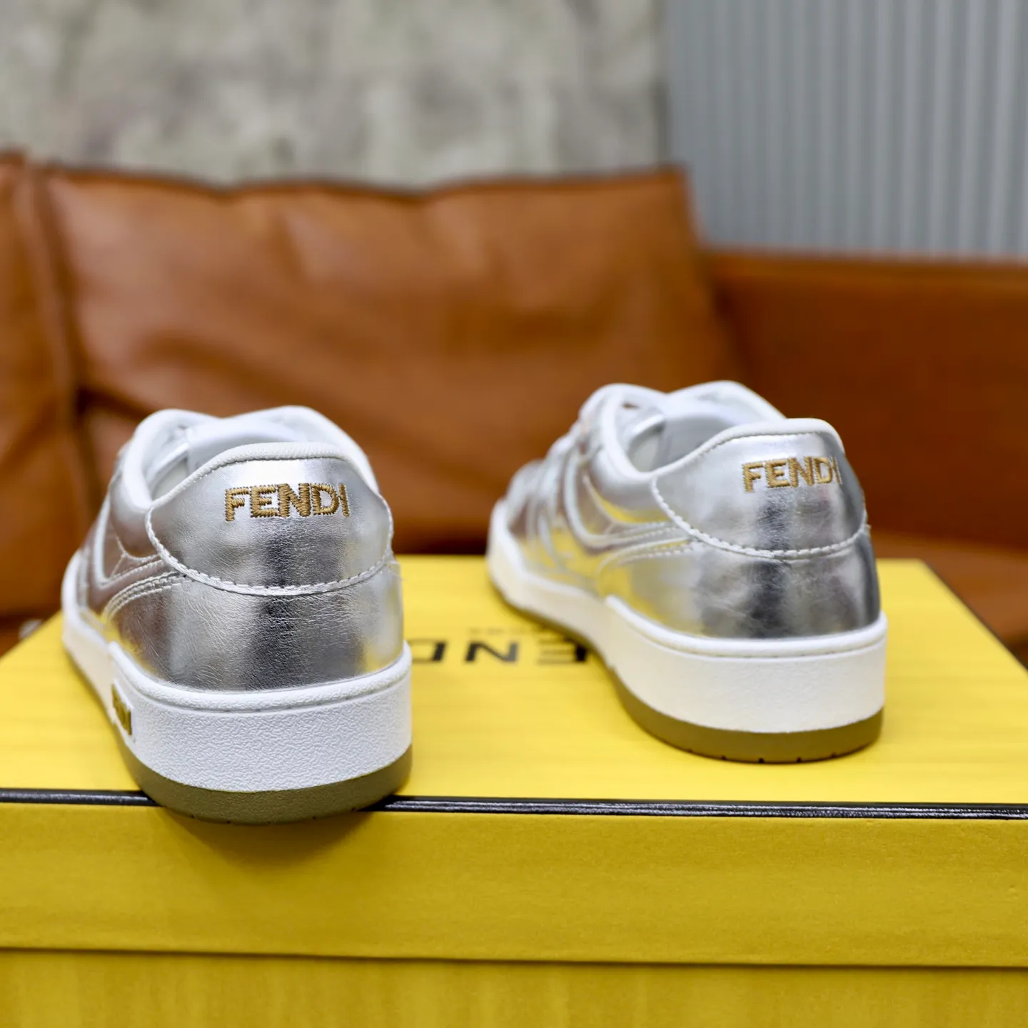 Ex-factory price: 640🔥Couple model (top original order) Brand: FENDI Size: 35-44 (customized for men 38 and 45) Grade: original order quality High version Material: Imported original cowhide stitching ➕ High-quality and comfortable lining Original TPU lightweight anti-slip outsole Style category: Travel fashion casual shoes Versatile trend
